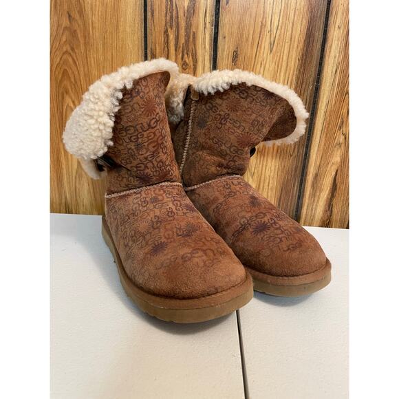UGG Bailey boots fur lined button pull on logo size women’s 7 tan - Picture 2 of 10